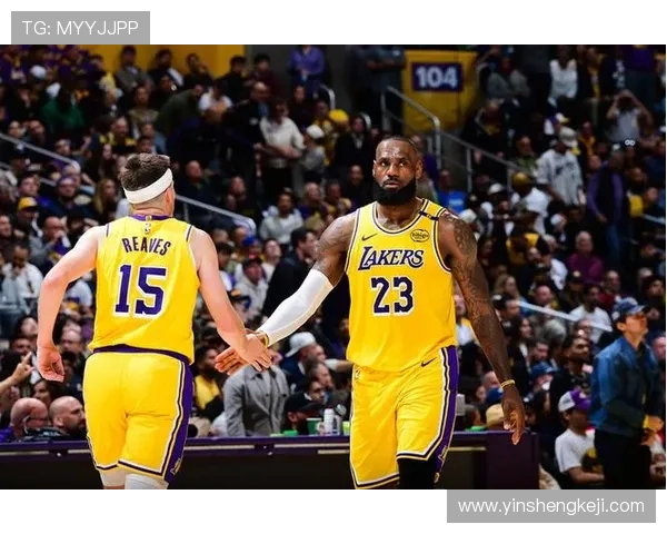 里夫斯赞詹姆斯无论传球还是投篮总能做出明智选择不受外界干扰